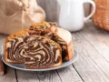 Torta zebrata, soffice e golosa, preparata in friggitrice ad aria. Perfetta per la colazione o la merenda.