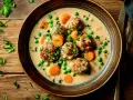 Herzhaftes Gericht mit Fleischbällchen, Erbsen und Karotten in cremiger Soße. Ein köstliches Wikingertopf Rezept für kalte Tage.