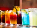 Kolorowe drinki na barze, idealne inspiracje, jak zrobić drinka. Od czerwonego, przez niebieski, po zielony.