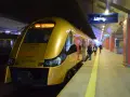 Złoty pociąg EN76-009 d z napisem "KATOWICE" na tablicy informacyjnej czeka na pasażerów. Może to być pociąg do Krakowa.