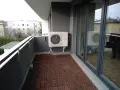 Klimatyzacja w bloku zamontowana na balkonie. Jednostka zewnętrzna chłodzi mieszkanie, zapewniając komfort.