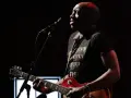 Musiker mit Gitarre und Mikrofon, trägt T-Shirt mit dem Titel von Otis Redding.