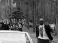 VNM feat. Tomson - Obiecaj mi. Grupa ludzi w garniturach i sukniach biegnie przez las.