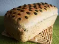 Chleb z pestkami dyni, pachnący i puszysty, gotowy do pokrojenia.