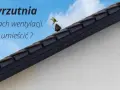 Czerpnia i wyrzutnia powietrza na dachu domu. Ptak siedzi na kominku wentylacyjnym.