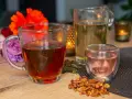 Délicieuses boissons chaudes : thé ambré et infusion rosée. La différence entre thé et infusion est subtile mais gustative.