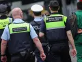 Policjanci w kamizelkach odblaskowych patrolują ulice, dbając o bezpieczeństwo. Czy Niemcy są bezpiecznym krajem? Obecność służb sugeruje troskę o porządek.