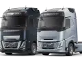 Dwa nowoczesne Volvo FH16 780 i FH Globetrotter, jedne z najlepszych ciężarówek na świecie, prezentują się na czarnym tle.