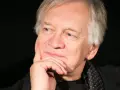 Portret Andrzeja Seweryna z dłonią podpartą na policzku. Zastanawia się, ile lat ma Andrzej Seweryn.