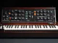 Ein Moog Minimoog-Synthesizer, ikonisch für die 70er Jahre und die Geburt von Synthesizer Musik.