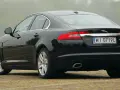 Czarne Jaguar XF 2.7 diesel, widok z tyłu. Opinie o tym modelu często podkreślają jego elegancję i komfort.