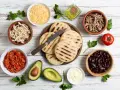 Arepas venezolanas con rellenos: pollo deshebrado, carne mechada, frijoles, queso, aguacate y ensalada.