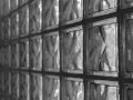 Muro di vetrocemento con texture ondulate. Le misure standard dei blocchi creano un pattern geometrico.