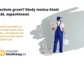 Budowlaniec z wałkiem i wiadrem czeka, aż grunt wyschnie. Większość gruntów wodnych schnie 4-6 godzin.