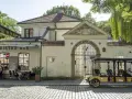 Bistro Bar obok bramy z hebrajskimi napisami, charakterystycznej dla krakowskiej dzielnicy żydowskiej. Obok stoi żółty meleks.