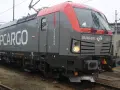 Lokomotywa PKP Cargo EU46-501 z napisem "PKPCARGO" na szarym boku i czerwonym przodem.