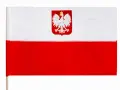 Flaga Polski z orłem w koronie na białym tle. Duma narodowa na drewnianym kiju.