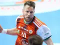 Piłkarz ręczny z pomarańczową koszulką i fioletową piłką. Sprawdź superliga#piłka ręczna terminarz, by poznać daty meczów.
