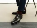 Eleganckie, czarne oksfordy z ciemnoczerwonymi skarpetkami. Klasyczne rodzaje butów męskich, idealne do garnituru.