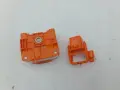 Pomarańczowy element z oznaczeniami, prawdopodobnie złącze bezpieczników do Toyota Corolla E21.