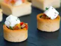 Mini tartaletki z warzywami i serem feta, idealne jako amuse bouche.