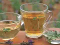 Tres tazas de cristal con infusiones de hierbas, algunas con hojas de menta flotando. Perfectas infusiones antiinflamatorias para un momento de relax.