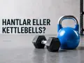 En blå kettlebell och en svart hantel ligger på ett betonggolv. Texten "Hantlar eller Kettlebells?" syns i bakgrunden. Ett kettlebell program kan använda båda.