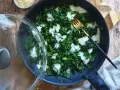 Spinaci in padella cremosi, con una forchetta dorata pronta ad assaggiarli. Un contorno semplice e gustoso.