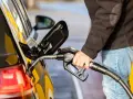 Tankowanie samochodu z silnikiem diesla. Dłoń trzyma pistolet paliwowy z napisem Diesel B0.