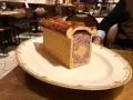 Un delicioso pâté de paques, un pastel de carne con un centro de foie gras, servido en un plato elegante.