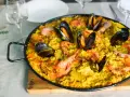 Pyszna paella z owocami morza, idealne hiszpania jedzenie. Krewetki i małże na żółtym ryżu.