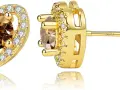 Orecchini a forma di cuore dorati con zirconi bianchi e una pietra centrale color cognac. L'oro contiene nichel, ma il design è elegante.
