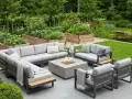 Moderne lounge ecke garten ideen: graue Sitzgruppe mit Feuerstelle, umgeben von Hochbeeten und Teich.