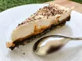 Pyszny kawałek banoffee pie z karmelem i bitą śmietaną, posypany czekoladą. Czy to lepszy wybór niż tarta cytrynowa?