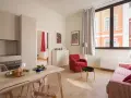 Nowoczesny apartament z kuchnią, jadalnią i salonem. Idealne miejsce na pobyt, gdy zastanawiasz się, airbnb co to.