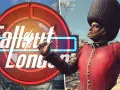 Un soldado con uniforme de guardia real británico, con un sombrero alto y un traje rojo, posa frente al logo de Fallout London.