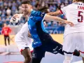 Piłkarz Wisły Płock w akcji przeciwko PSG. Zawodnik w niebieskiej koszulce z piłką w ręku, gotowy do rzutu.