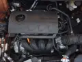 Silnik 1.4 MPI DOHC 16V w samochodzie. Widoczne elementy układu dolotowego i osłona silnika.