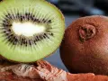 Kiedy jest sezon na kiwi? Sprawdź, by nie przegapić świeżych owoców
