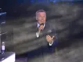 Roland Kaiser singt in Berlin. Der Künstler trägt einen dunklen Anzug und hält ein Mikrofon.