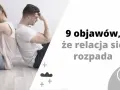 Para siedząca plecami do siebie, zmartwiona.