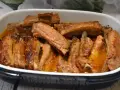 Pieczone żeberka w sosie w naczyniu żaroodpornym.