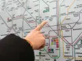 Palec wskazuje na mapę metra w Barcelonie, szukając trasy na lotnisko.