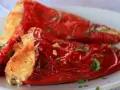 Peperoni ripieni in padella, dorati e profumati, con un ripieno invitante e una spolverata di prezzemolo fresco.