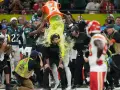 Radość po wygranej! Trener Eagles oblany napojem po meczu, który mógłby być finałem Super Bowl 2025.