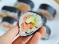 Rolka sushi z łososiem i awokado. Idealne składniki, z czym zrobić sushi, by zachwycić smakiem.