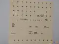 Tablica z alfabetem Braille'a, przedstawiająca litery, cyfry i znaki interpunkcyjne.