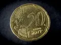 Une pièce de 20 centimes d'euros, avec le chiffre 20 bien visible et une carte de l'Europe.