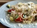Pyszny makaron z pomidorkami koktajlowymi, cukinią i parmezanem. Idealny letni posiłek.