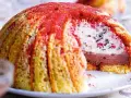 Un delizioso dolce, simile ai dolci tipici toscani, con strati di gelato al cioccolato e crema, ricoperto da savoiardi e spolverato di rosso.